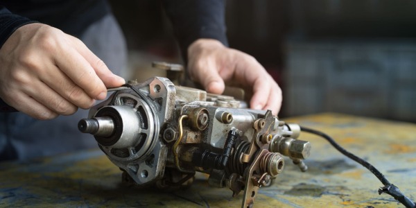¿Cómo reparar una bomba inyectora diésel?  
